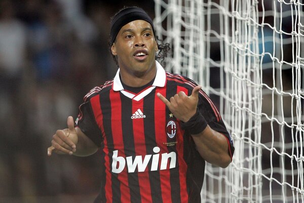 Ronaldinho shows the shaq gesture