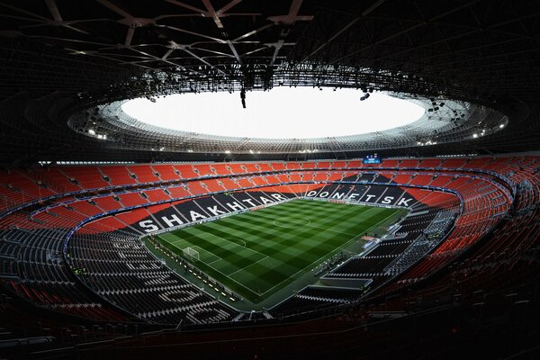 Campo di calcio a Donetsk senza spettatori