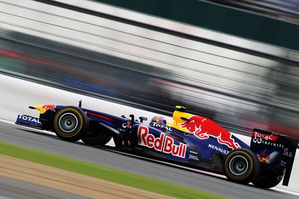 Mark Webber pilote de formule un sur la piste vole à grande vitesse