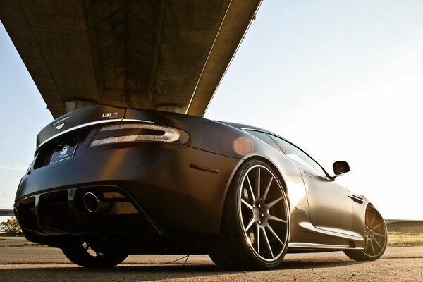 Supercar brun sous le pont