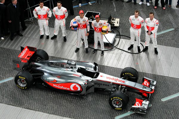 Das Team von Vodafone Maclaren Mercedes. Bolid