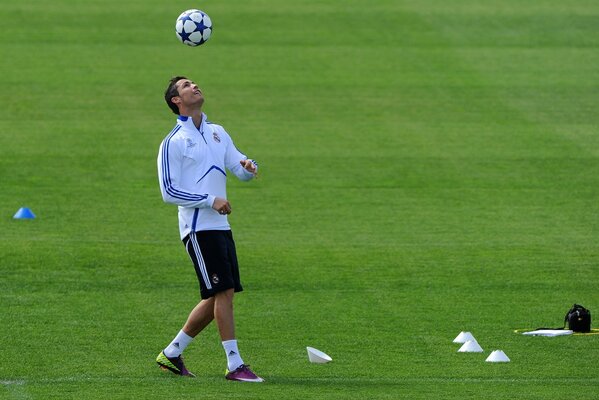 Joueur de football jette le ballon de la tête pas le terrain