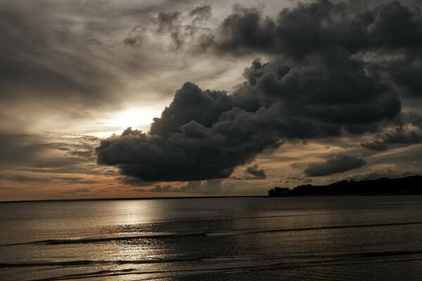 Le soir, la côte de la mer et au loin les nuages