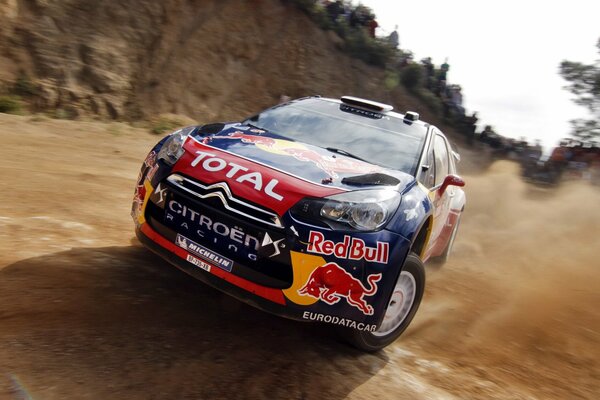 Ein von Sebastian Loeb gesteuerter Citroen bei der Rallye