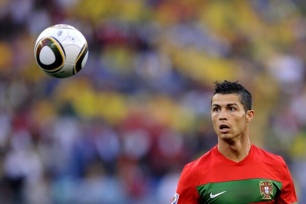 El súper jugador Ronaldo Mira la pelota