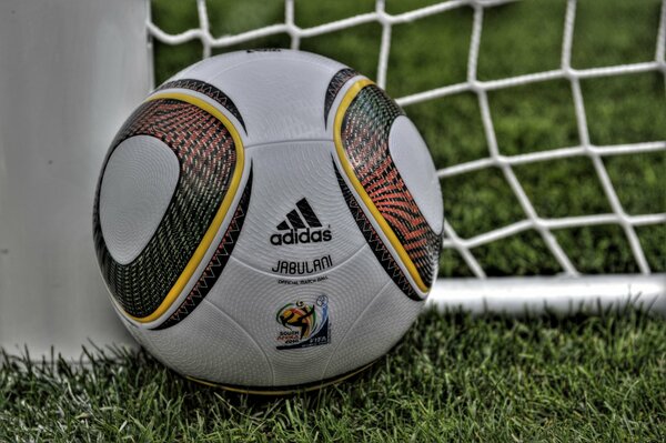 Ballon de football se trouve dans l herbe à la porte