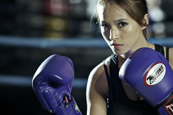 Boxer-Mädchen in blauen Baxter-Handschuhen