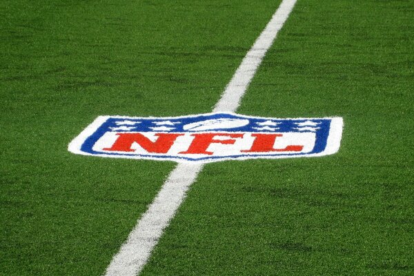 Campo de fútbol con el logotipo de la NFL