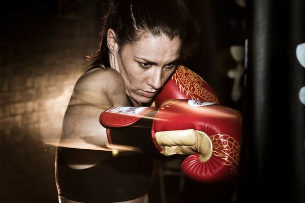 Chica en entrenamiento de boxeo