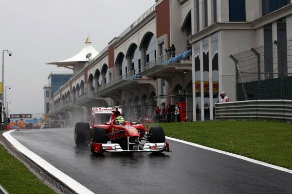 Ferrari se précipite sur la route mouillée en formule 1