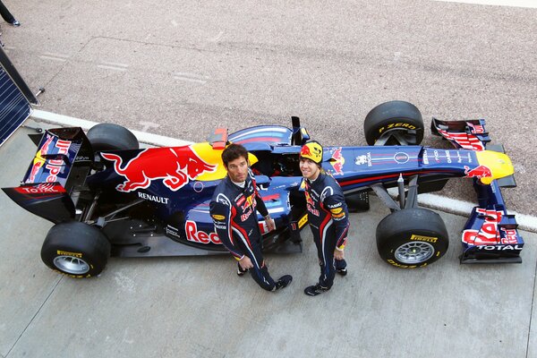 Ein Red-Bull-Bolide und zwei Piloten