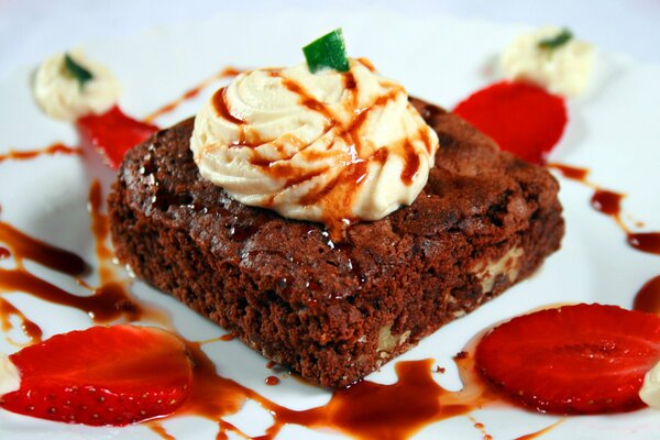 Dessert strawberry with chocolate and cream