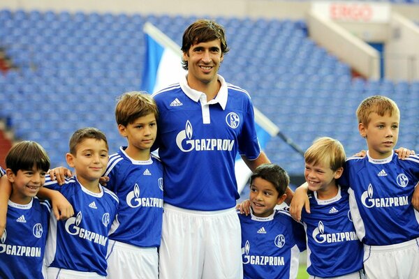 Capitano della squadra nazionale con i bambini