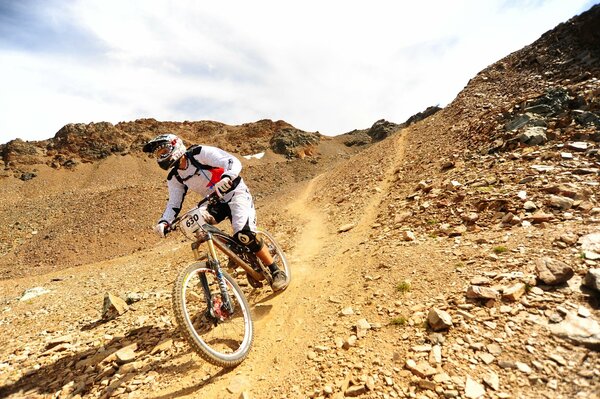 Un ciclista desciende de la montaña