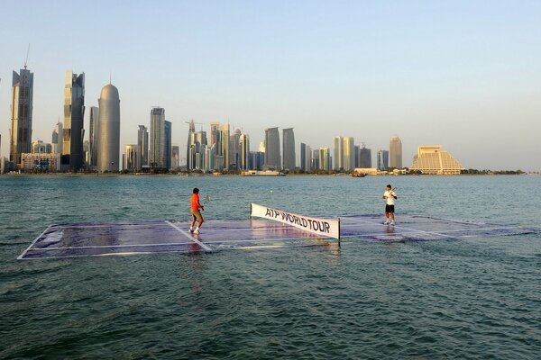 Tennis im Wasser, in einer Dosis, ein wunderbarer Sichtfußballspieler