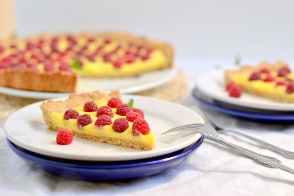 Crostata al limone con lampone e foglia di menta