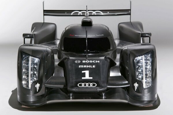 Voiture de course de luxe audi r18, le mans