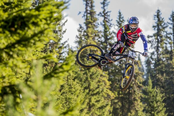 Saltar en una bicicleta deportiva durante una carrera