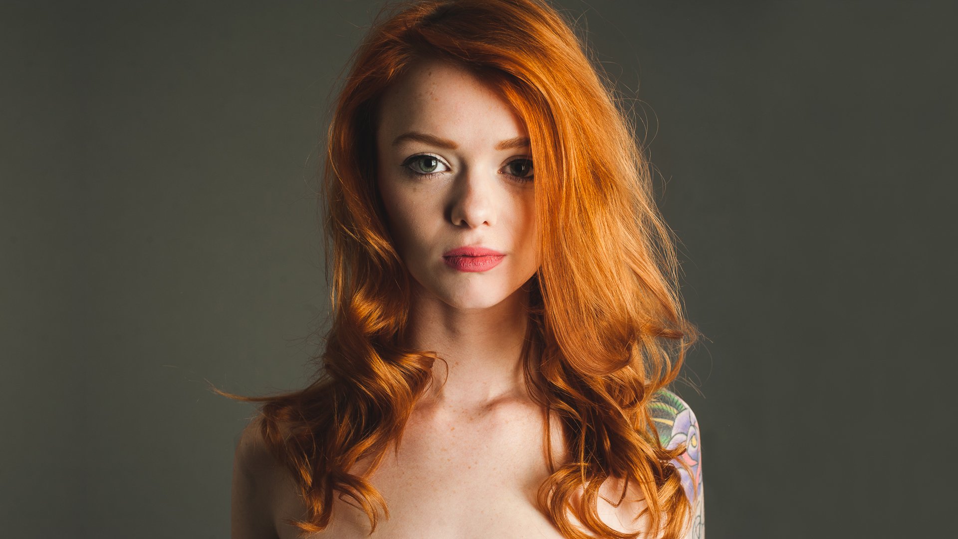 julie kennedy lass suicide girls czerwone głowy dziewczyna modelka ruda spojrzenie usta tatuaż