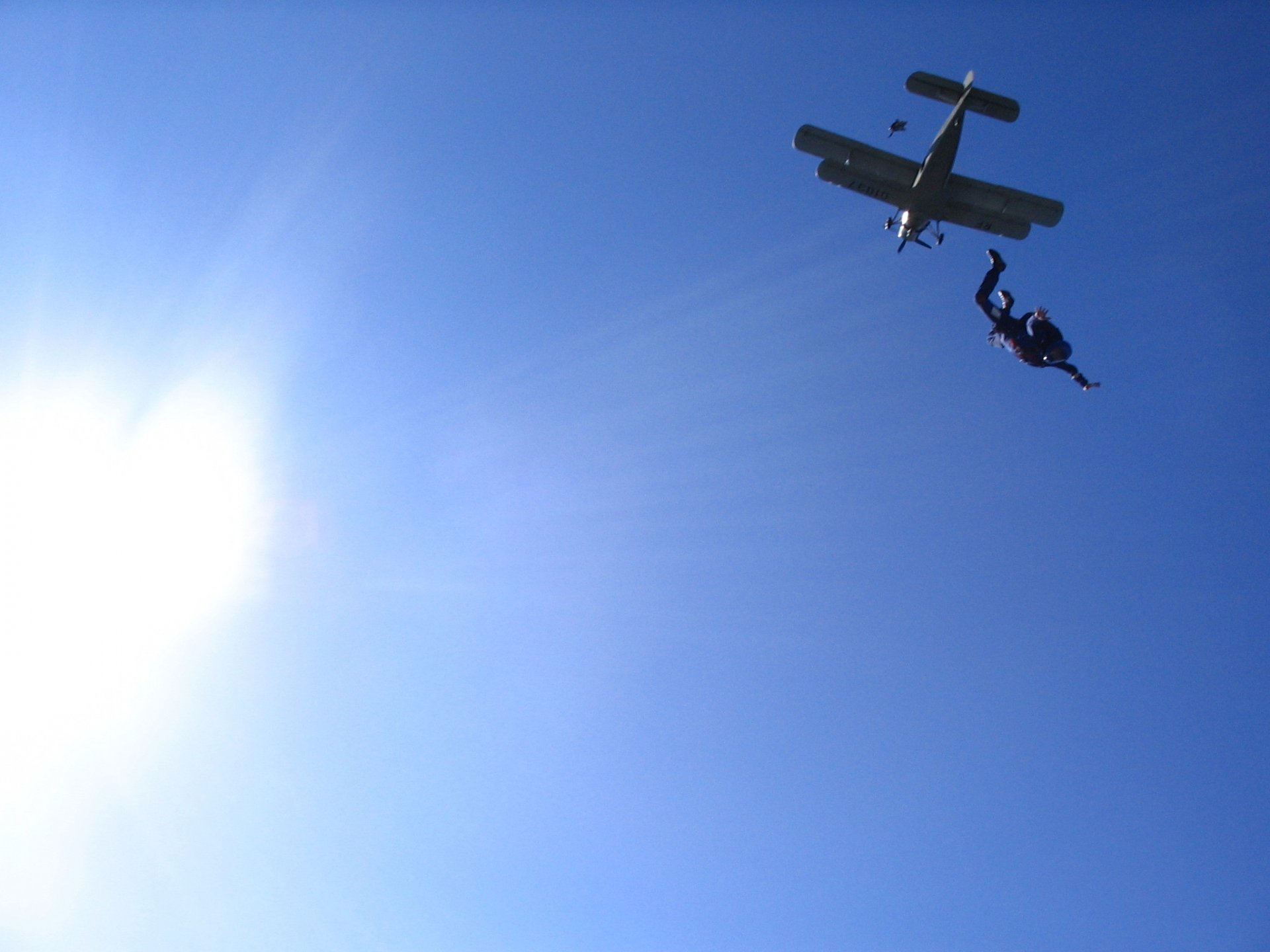 paracaidista avión cielo sol extremo