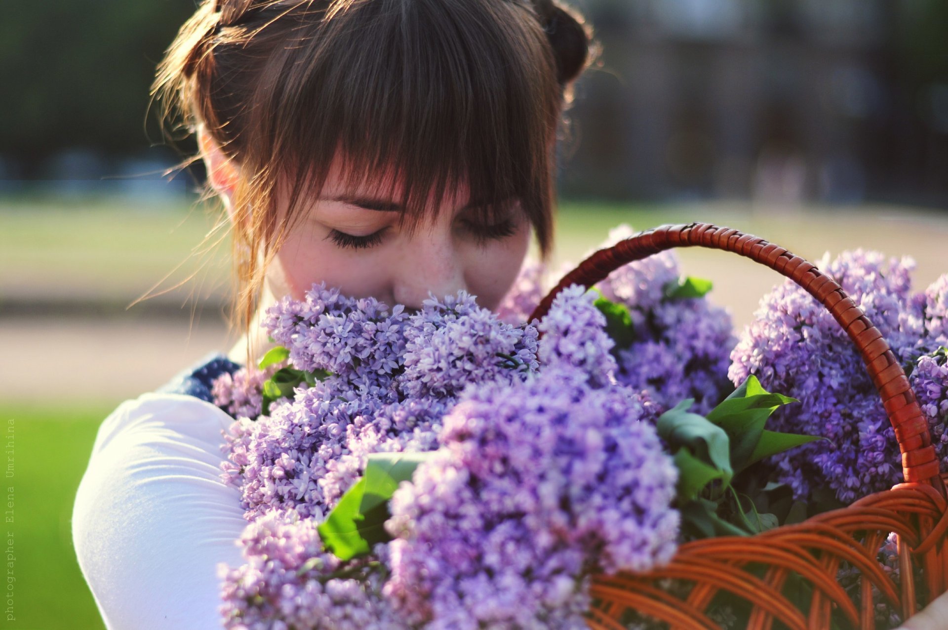 elena umrihina photographie photographe fille fleurs panier