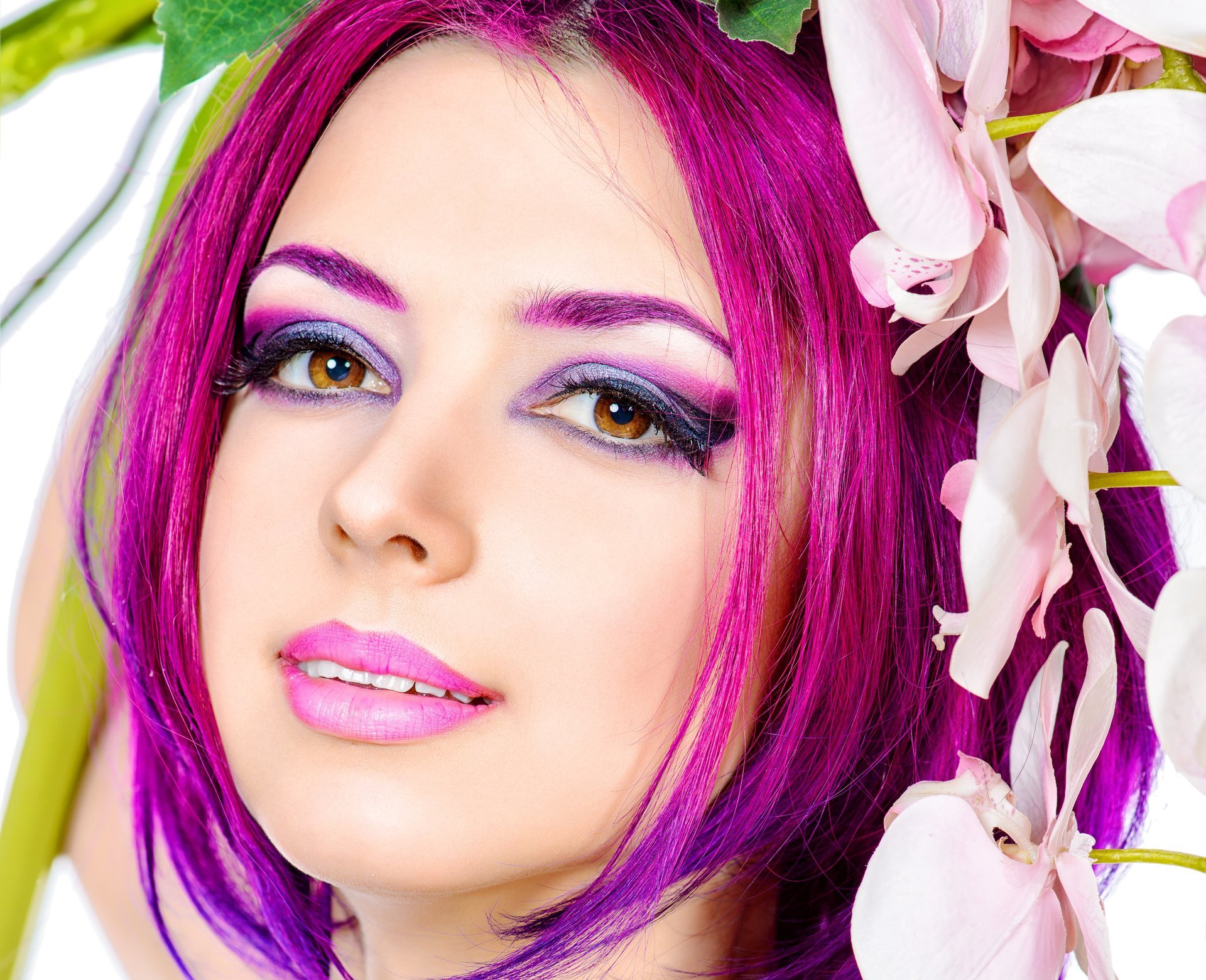 chica modelo maquillaje mirada pelo brillante cejas labios flores pétalos