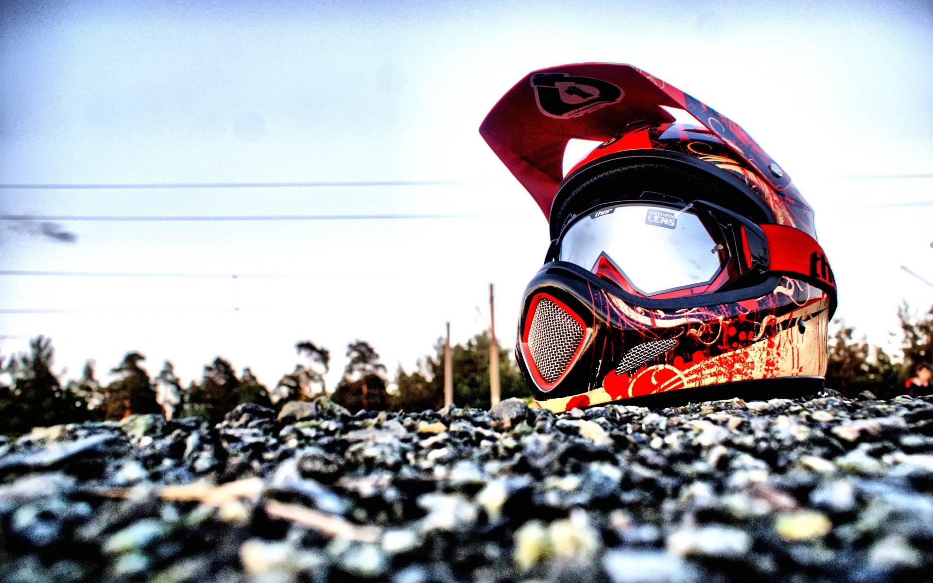 casco bicicleta de montaña piedras cielo