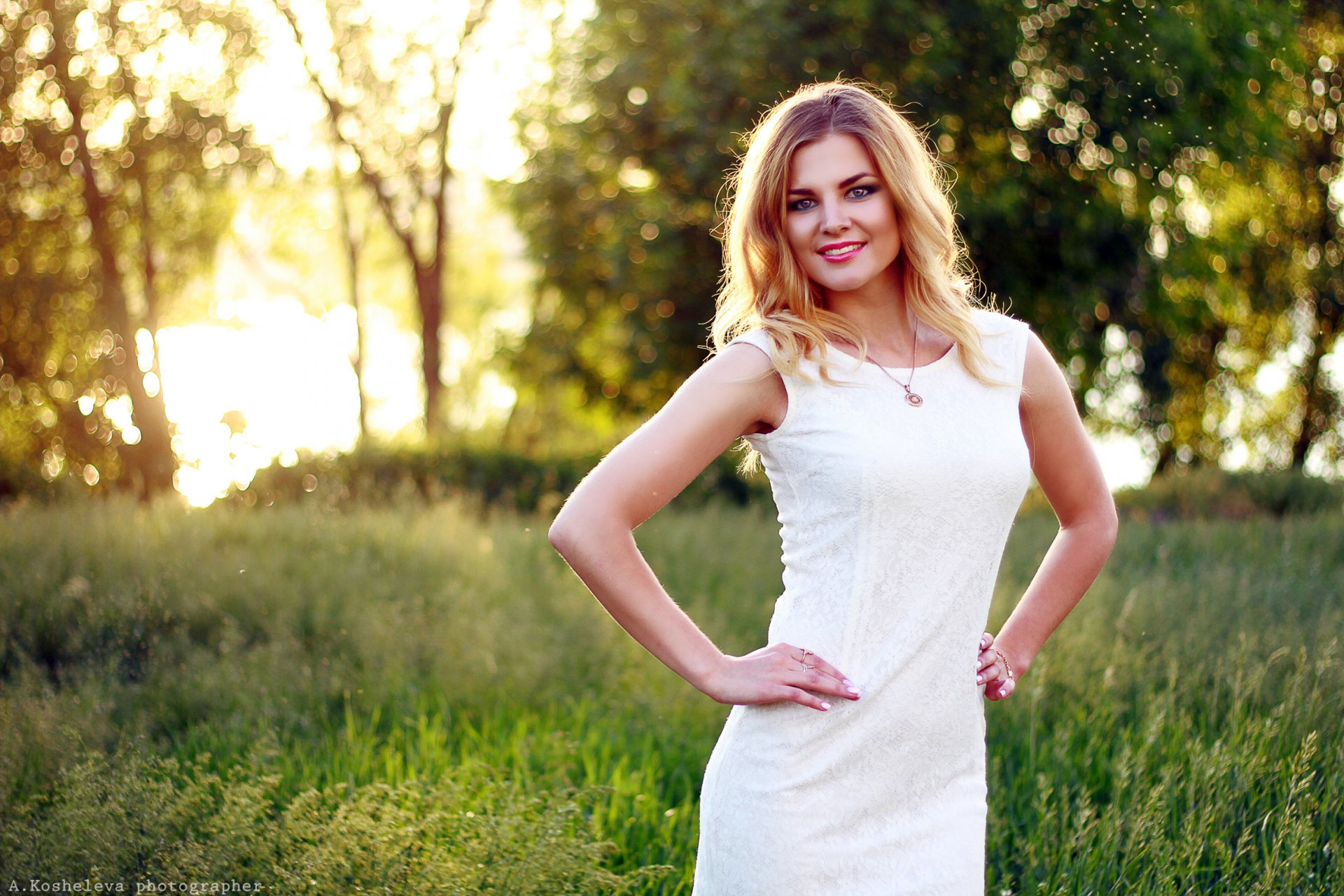 blonde en blanc robe pose figure nature herbe arbres bokeh