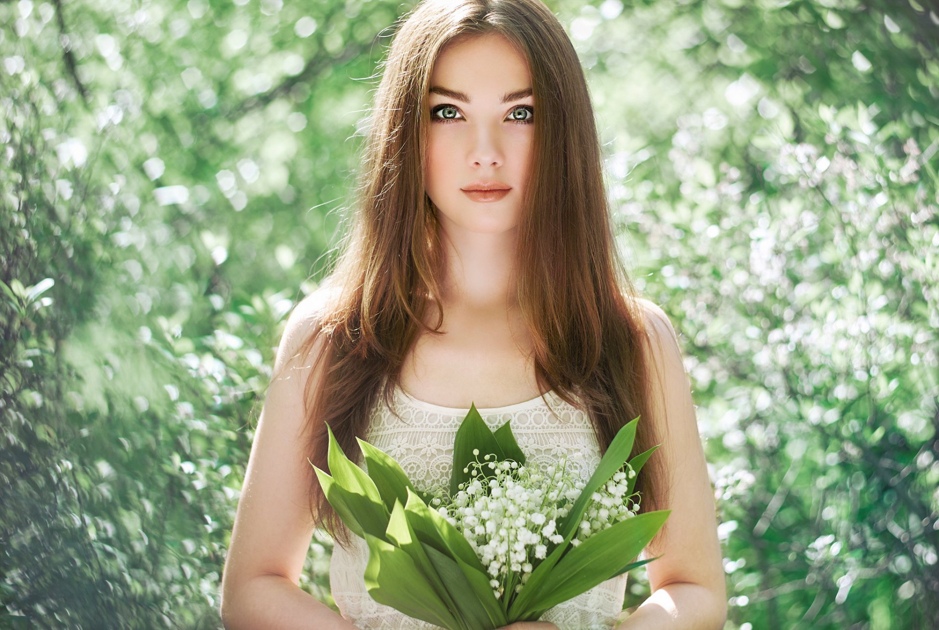 gesicht augen haare blick. blumenstrauß maiglöckchen hintergrund