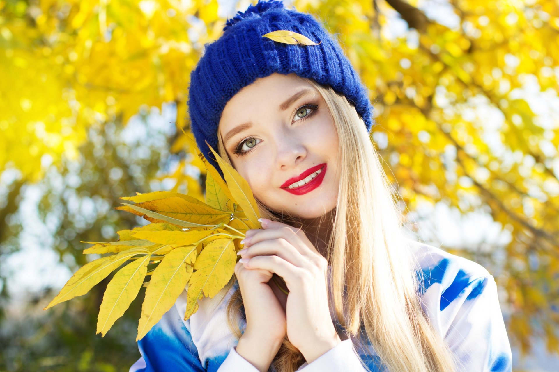 chica rubia follaje sombrero mirada sonrisa