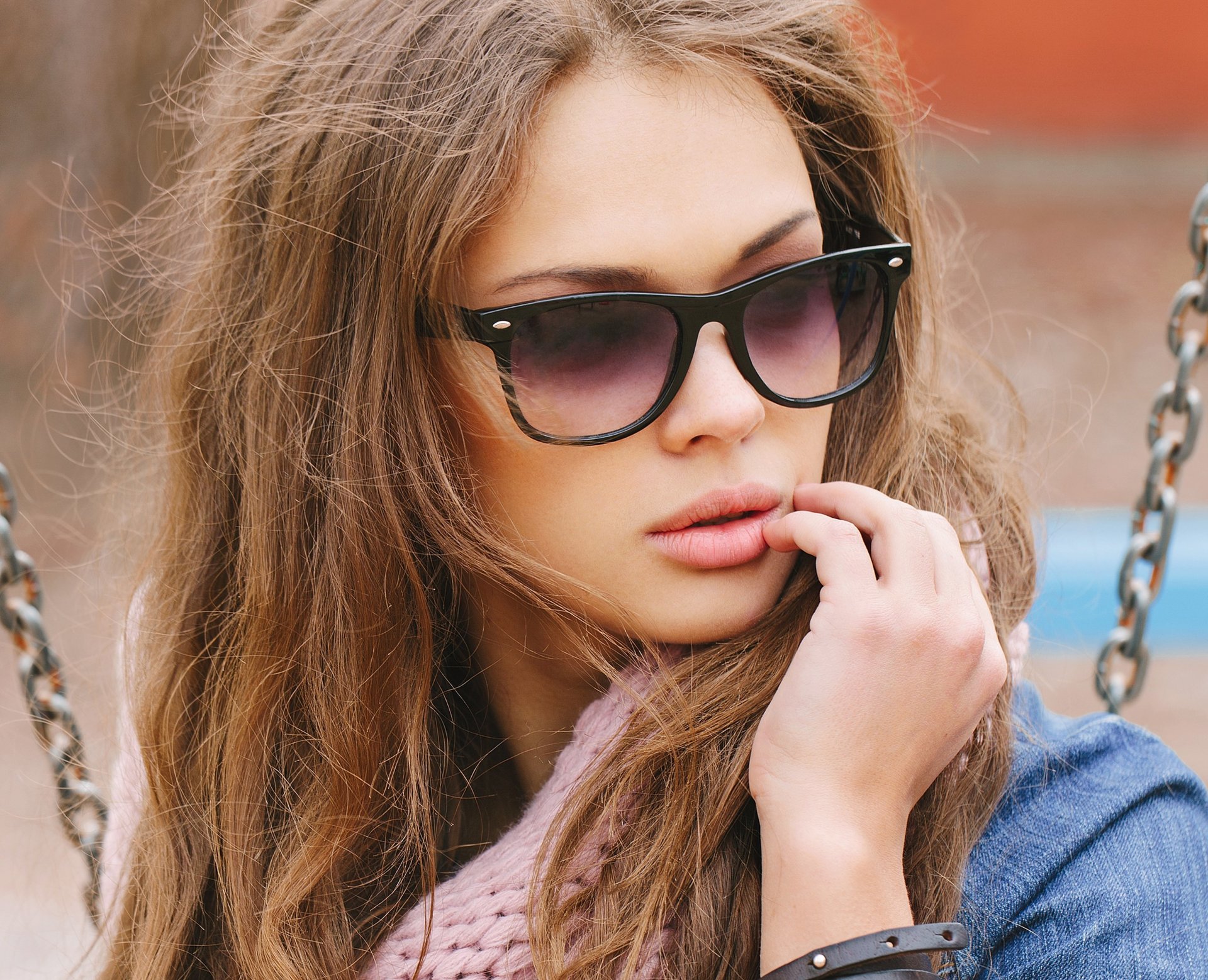 fille lunettes vue cheveux main chaînes jeans