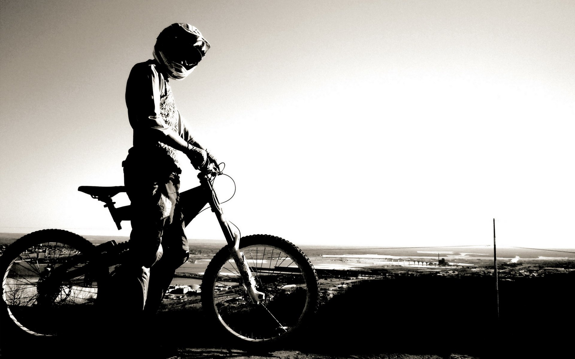 bicicletta casco orizzonte cielo