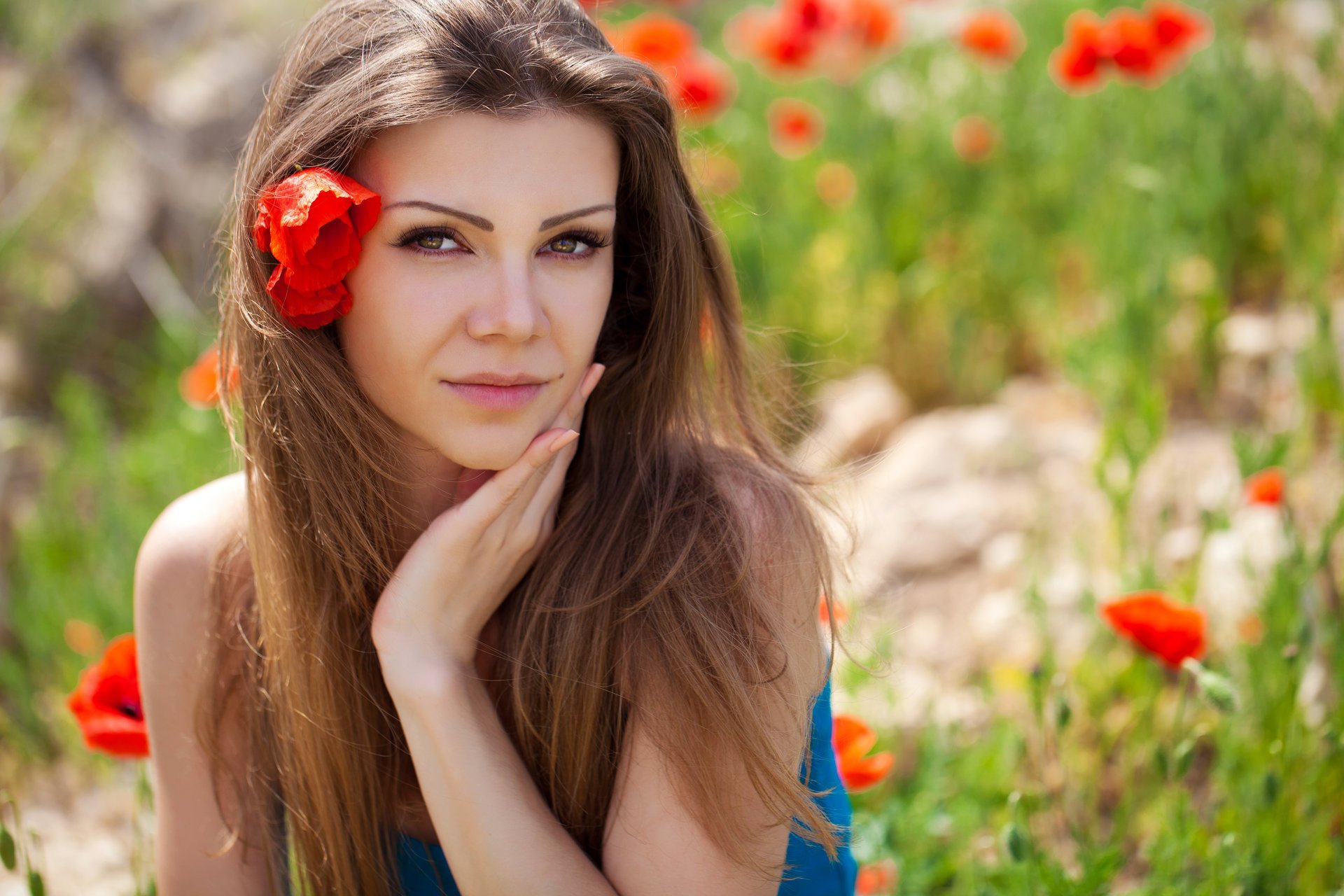 ragazza dai capelli neri trucco sguardo campo papaveri