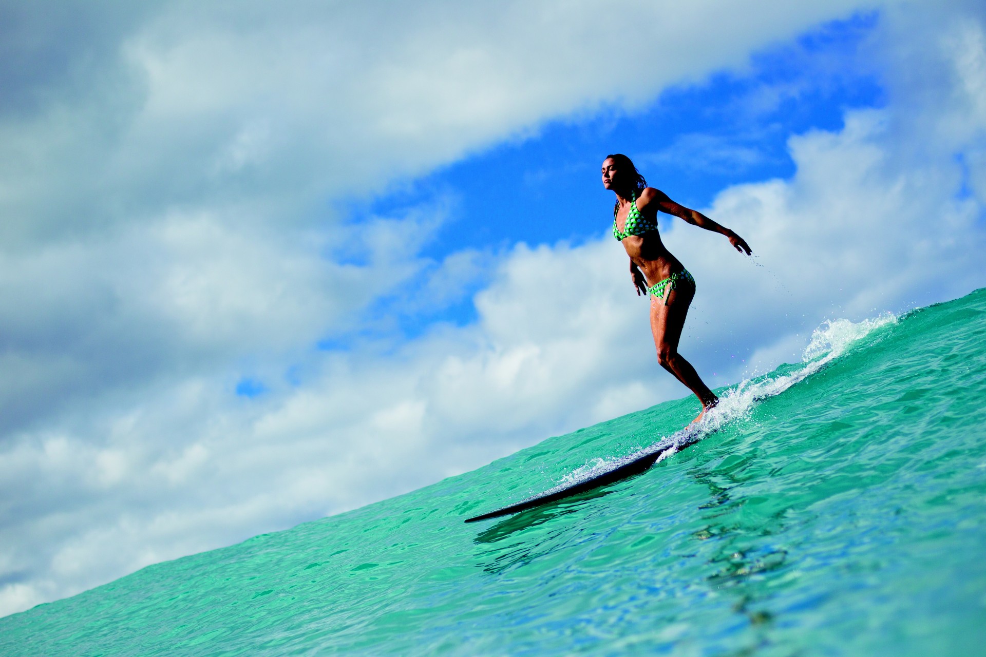 ragazza nuvole oceano bordo cielo surfing