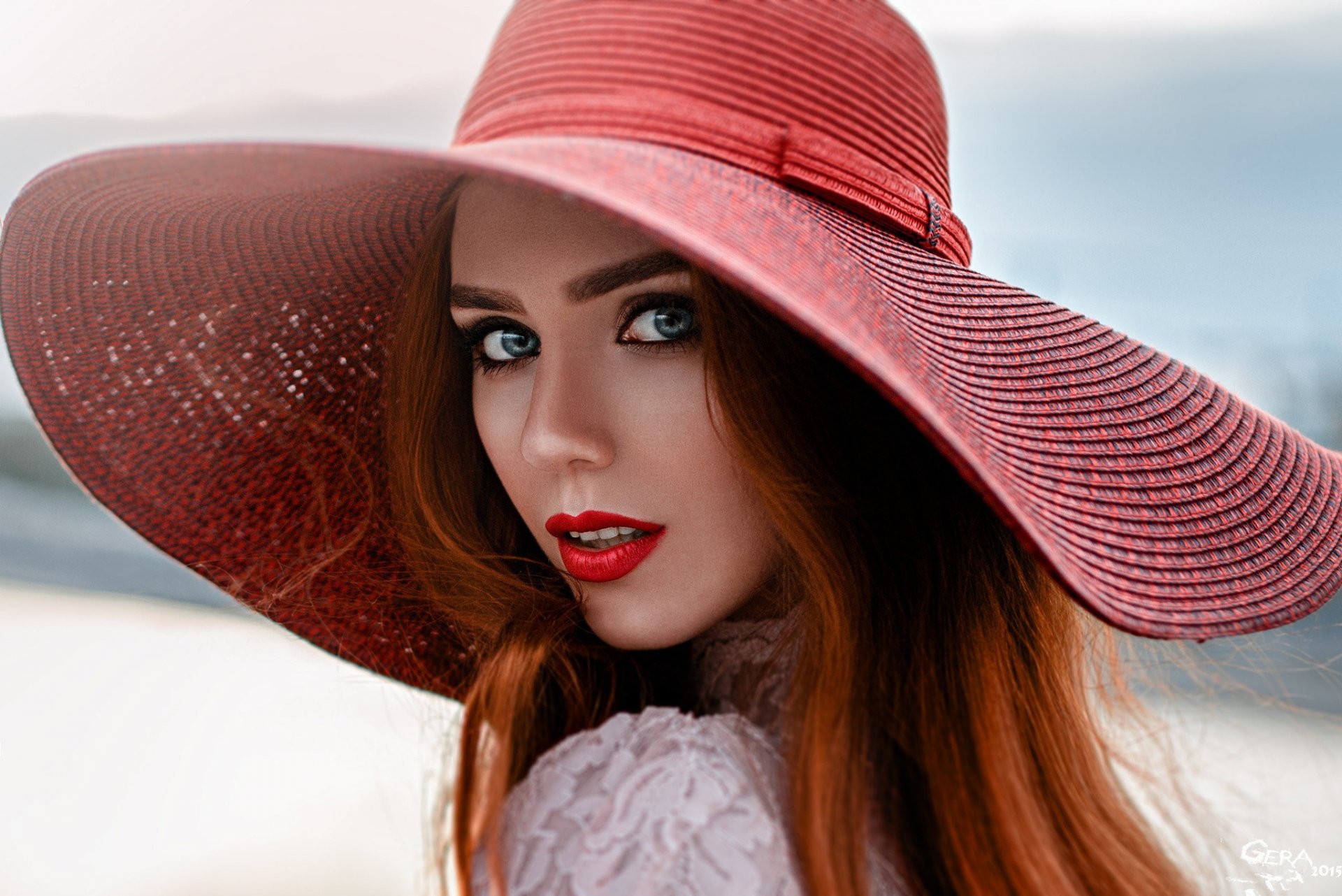 fille nadezhda obscova portrait rousse beauté beauté regard georgi chernyadiev mode dame visage bokeh grâce maquillage rouge à lèvres vêtements