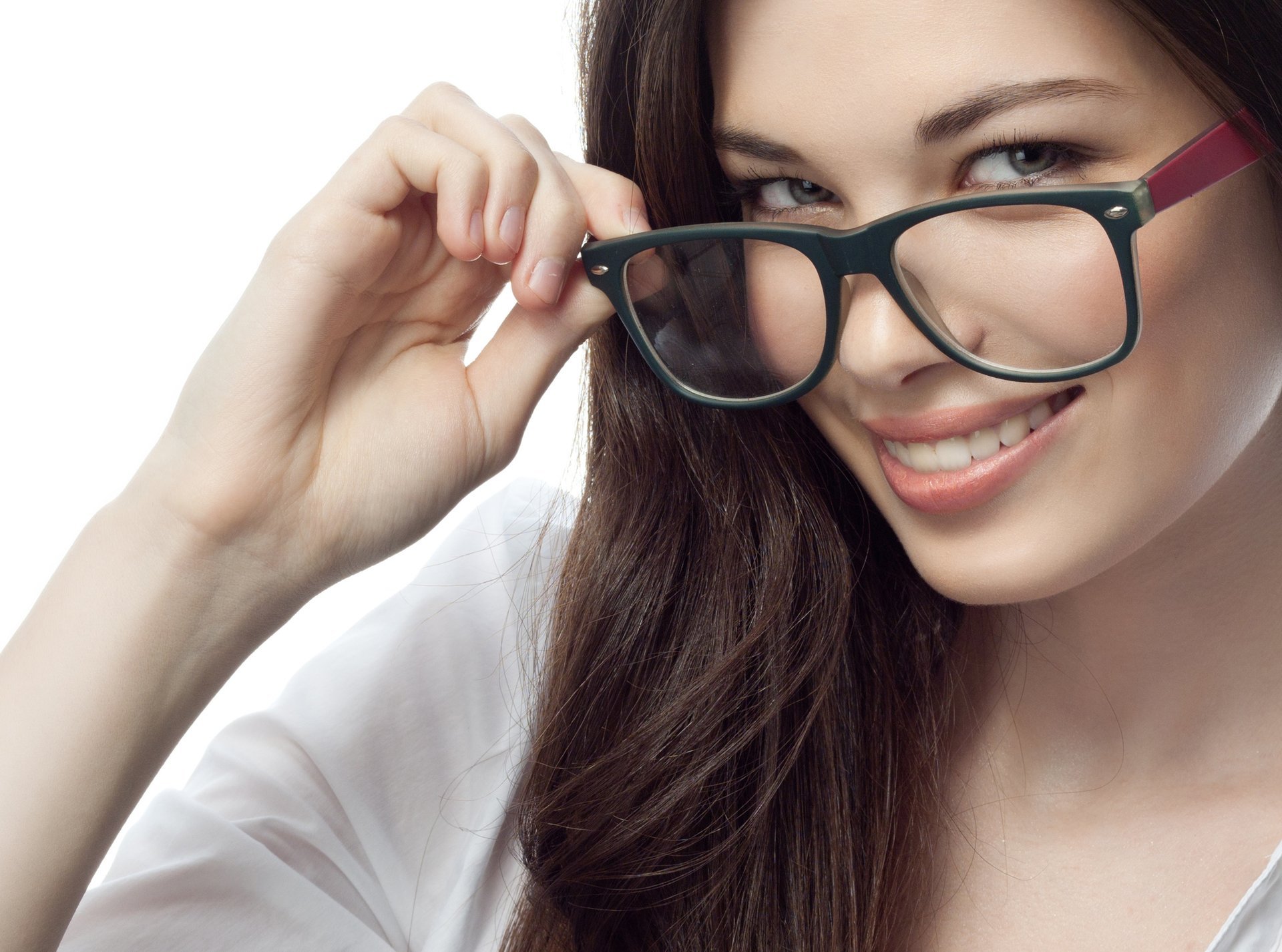 chica mirada sonrisa gafas pelo fondo