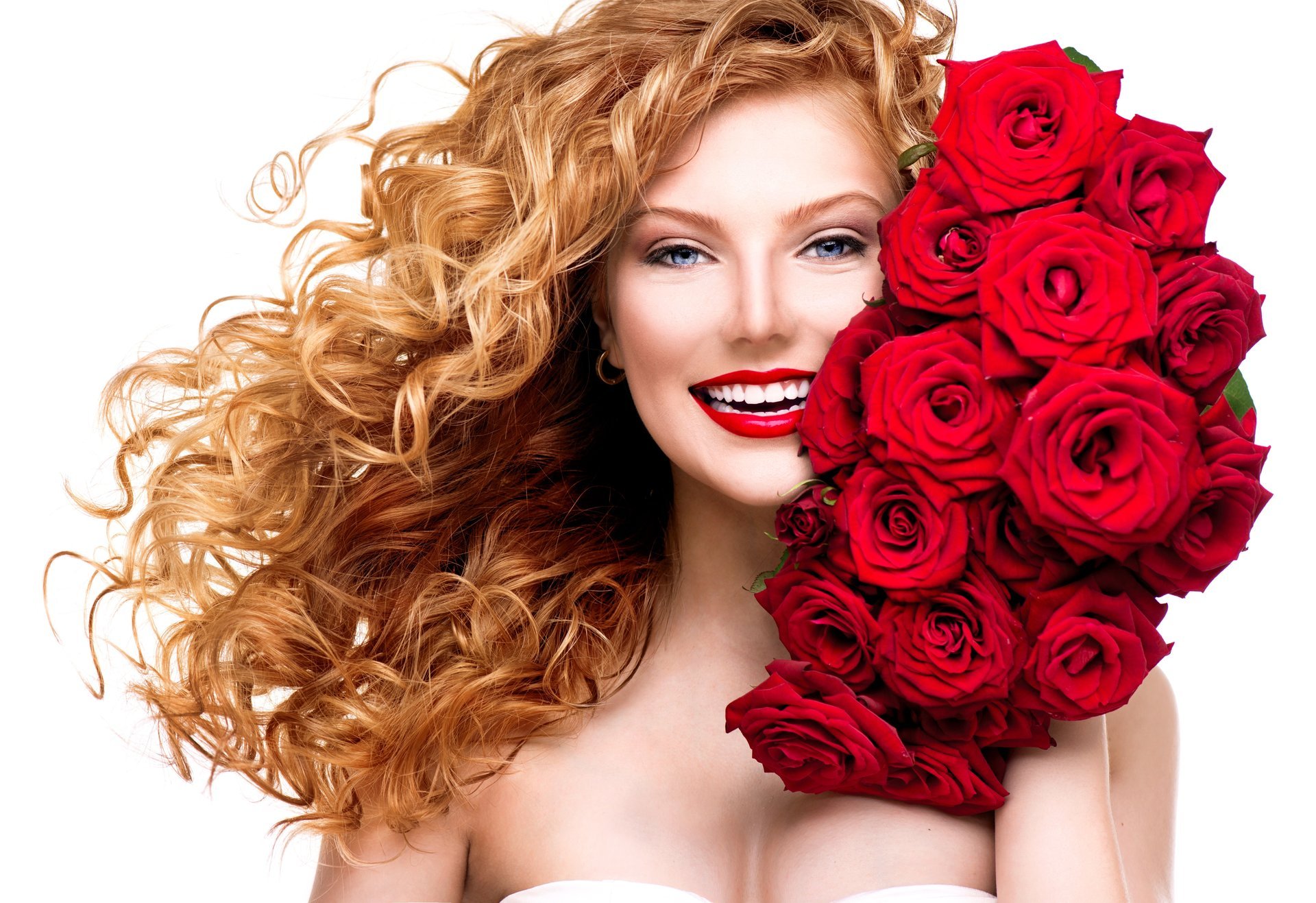 mädchen rothaarige locken make-up rote lippen lächeln blumenstrauß rosen