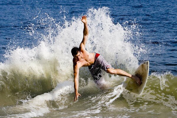 Homme sur le surf sur la Volga de la mer