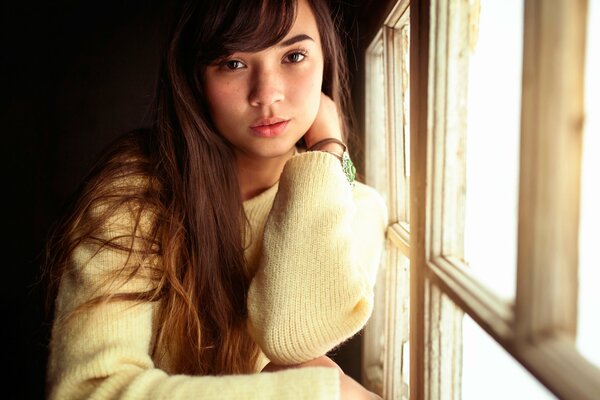 Chica joven se echa de menos en la ventana