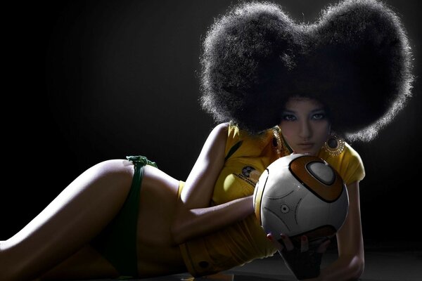 Chica africana con pelota deportiva