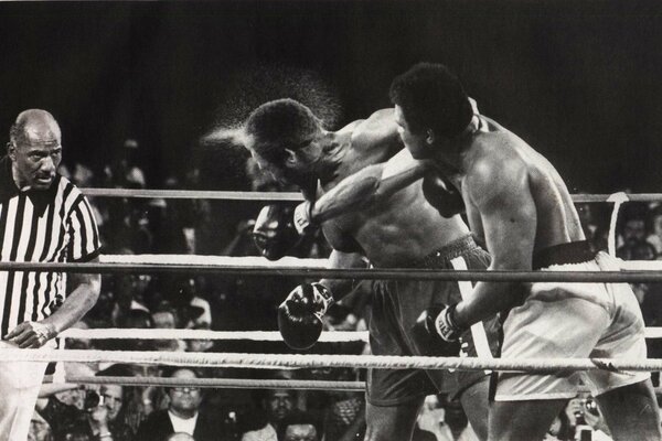 Un uomo batte un altro in un incontro di boxe