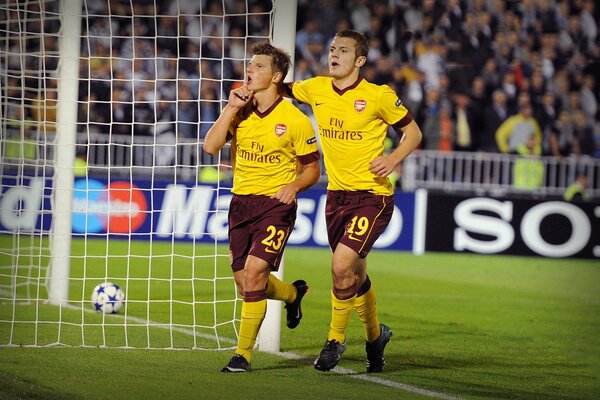 Calciatore Arshavin in uniforme gialla sul campo