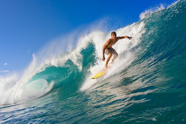 Chico surfista en las olas azules