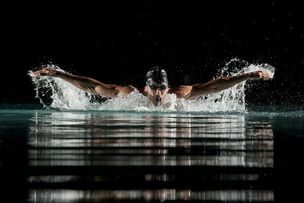 Belle photo d un nageur en mouvement