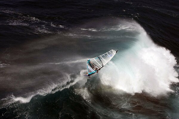 Das Flugzeug schwebt extrem über den Wellen des Ozeans