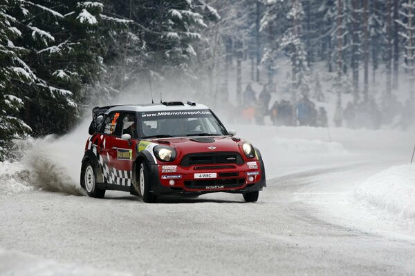 Mini Cooper rápido en las carreteras de invierno