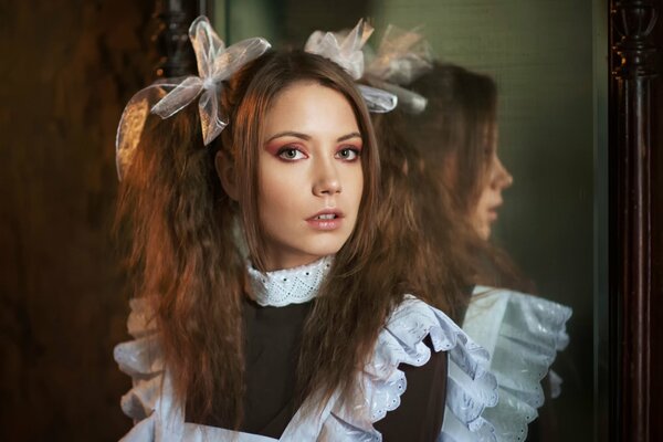 Ragazza con due code di cavallo e in uniforme scolastica