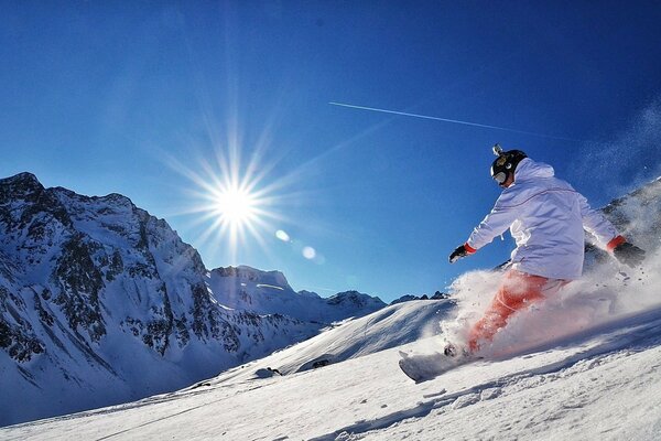 Mężczyzna schodzi na snowboardzie z góry