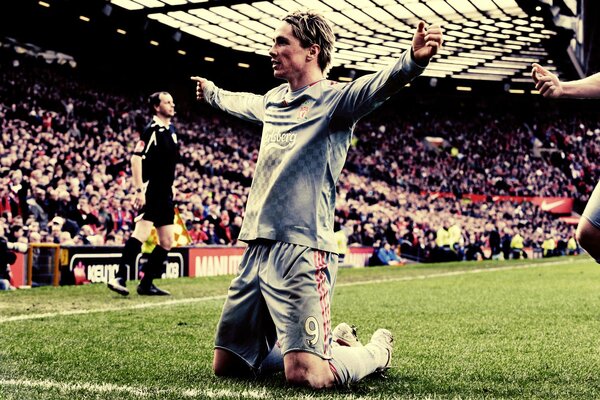 El momento de la victoria en el fútbol en el campo de Fernando torres