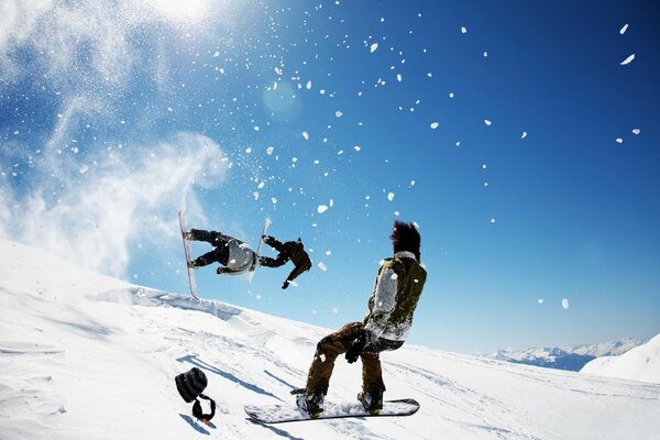 Des sauts incroyables et des vols de snowboarders